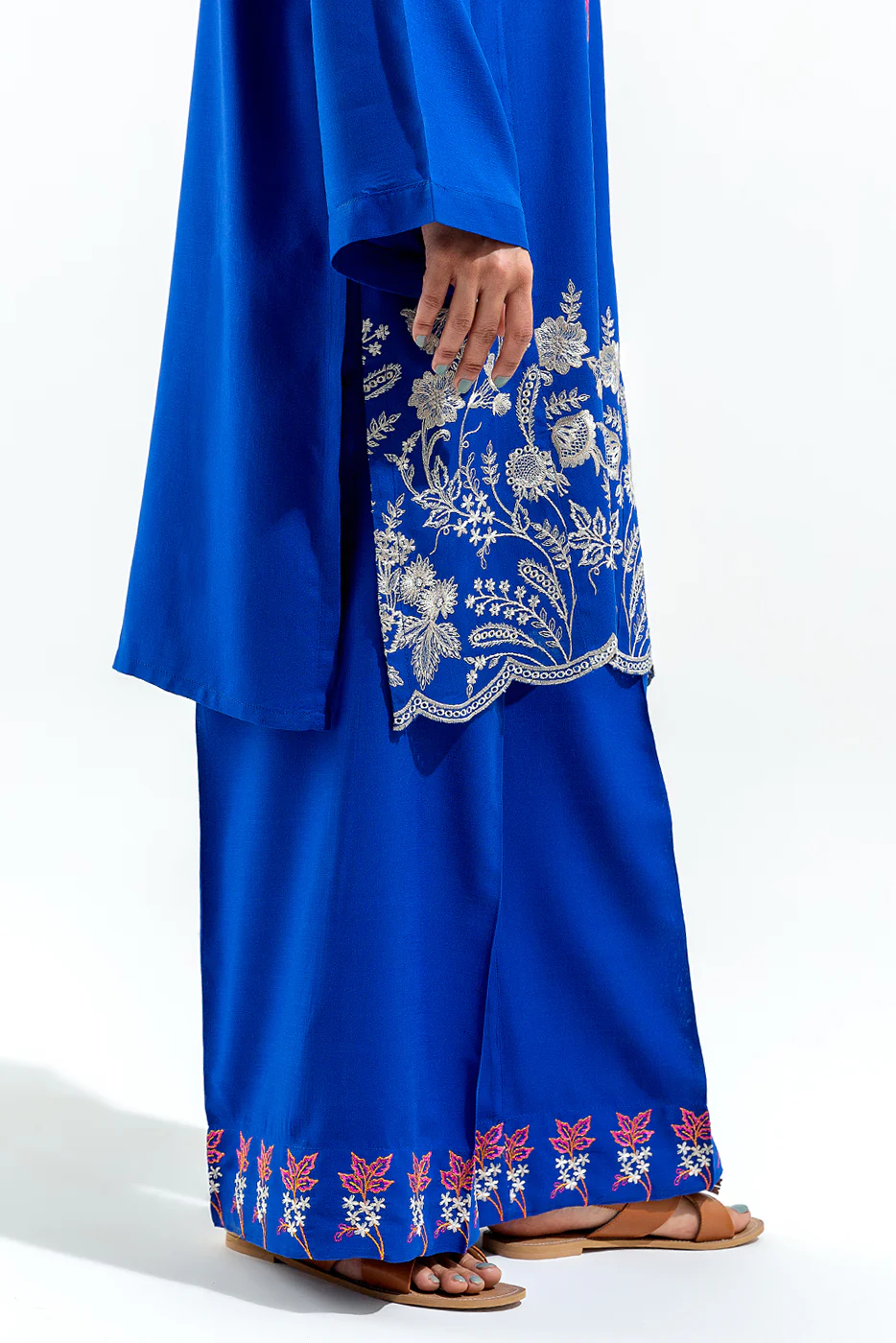 2 PIECE EMBROIDERED SLUB VISCOSE SUIT (PRET) - Image 4