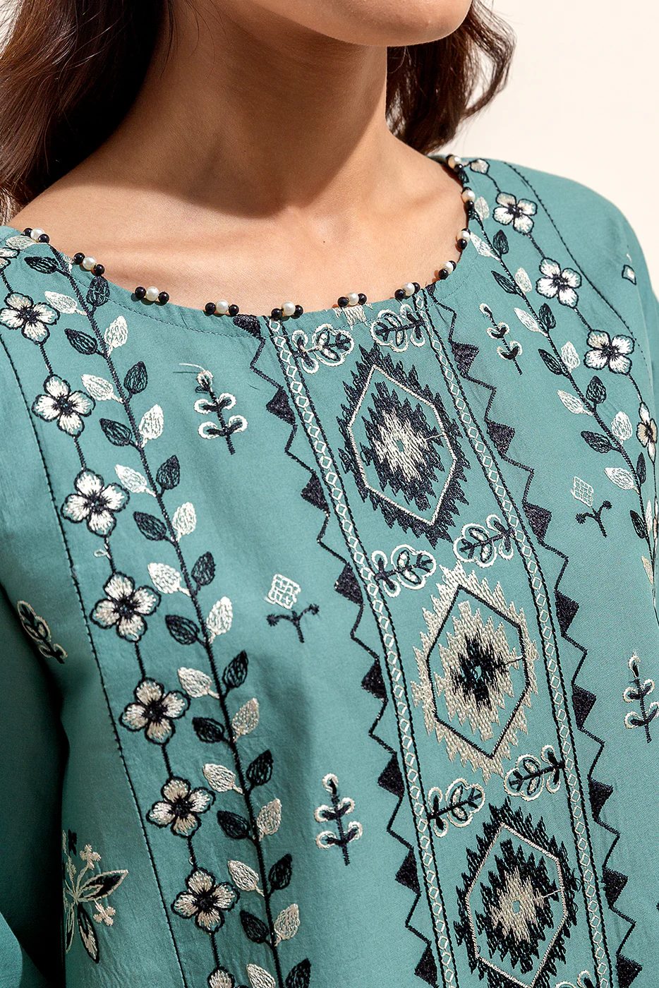 3 PIECE EMBROIDERED LAWN SUIT (UNSTITCHED) - Image 4