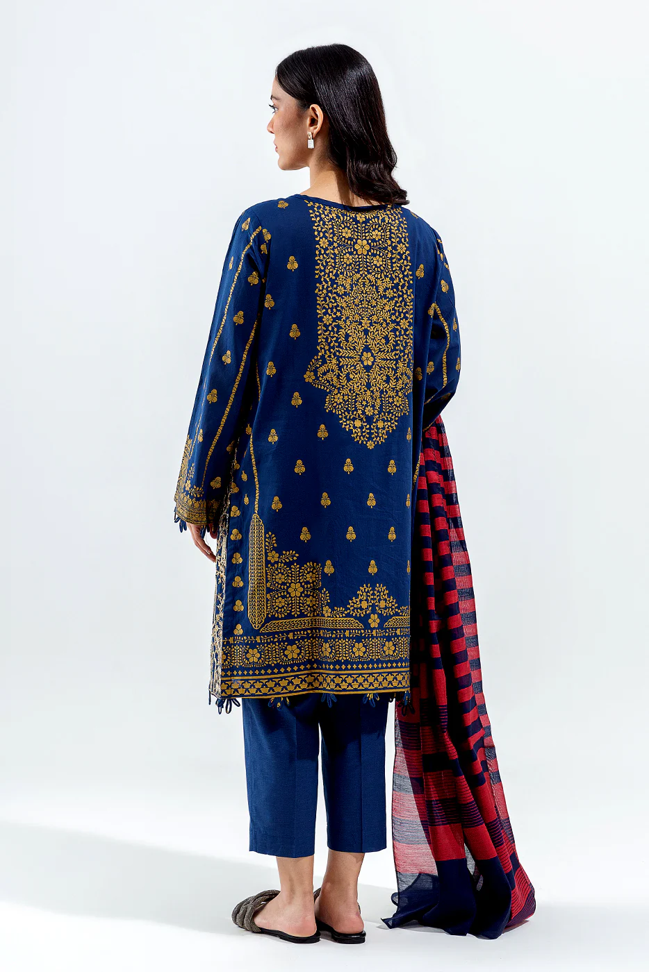 3 PIECE EMBROIDERED LAWN SUIT (LUXURY PRET) - Image 4