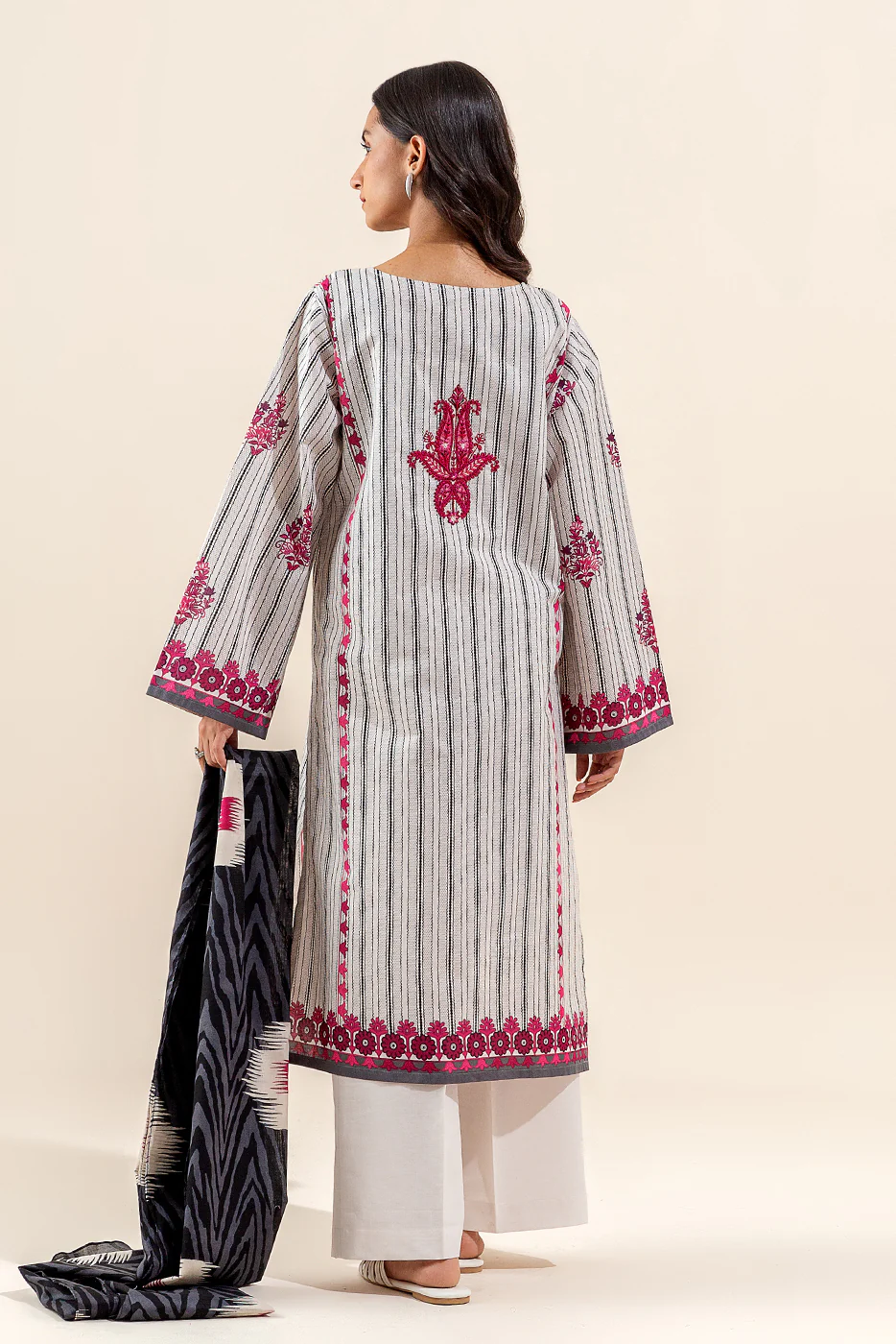 3 PIECE EMBROIDERED LAWN SUIT-SANGRIA BRUST (UNSTITCHED) - Image 4
