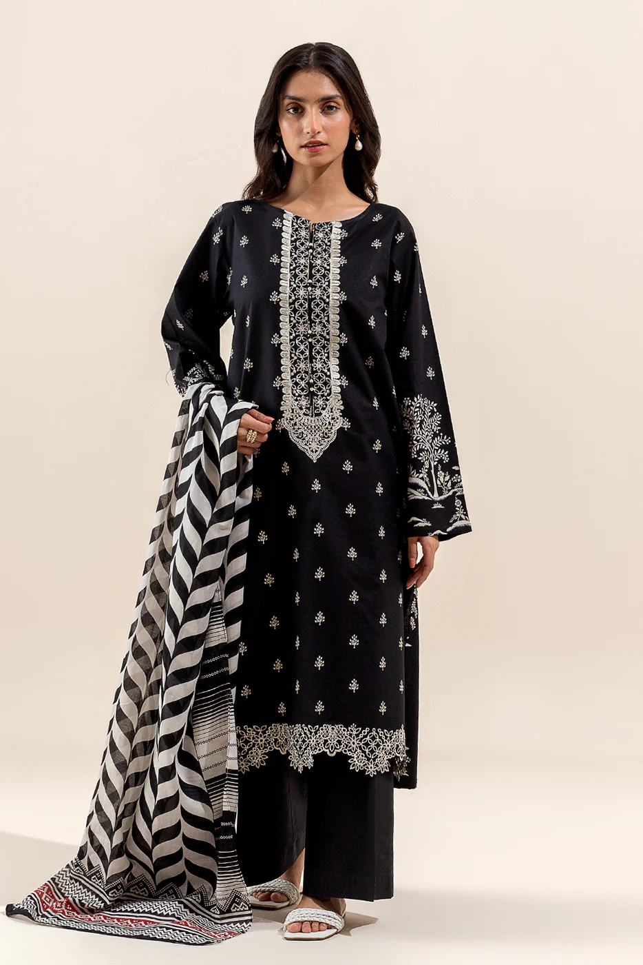 3 PIECE EMBROIDERED LAWN SUIT-SABLE SHINE (UNSTITCHED) - Image 3