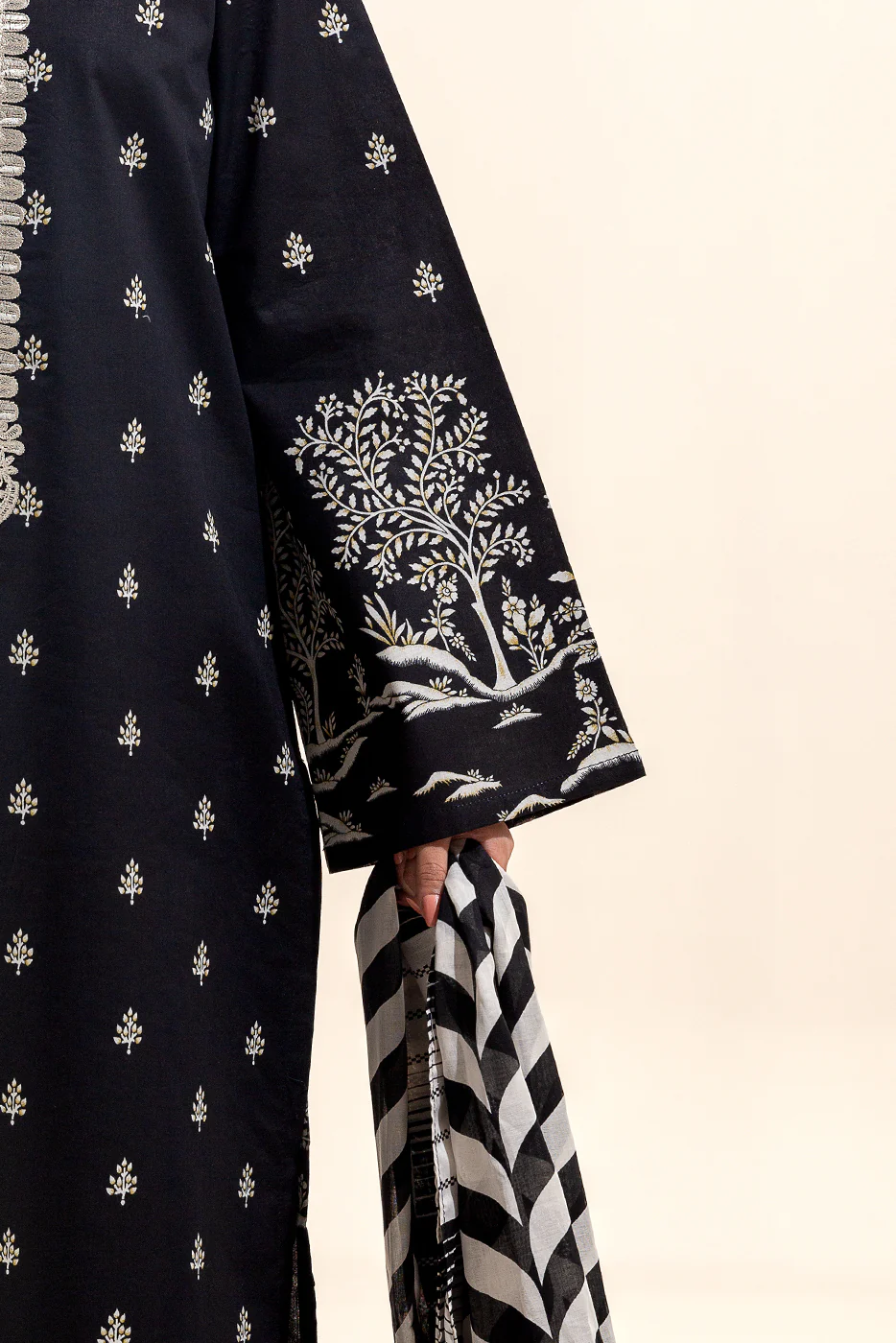 3 PIECE EMBROIDERED LAWN SUIT-SABLE SHINE (UNSTITCHED) - Image 6