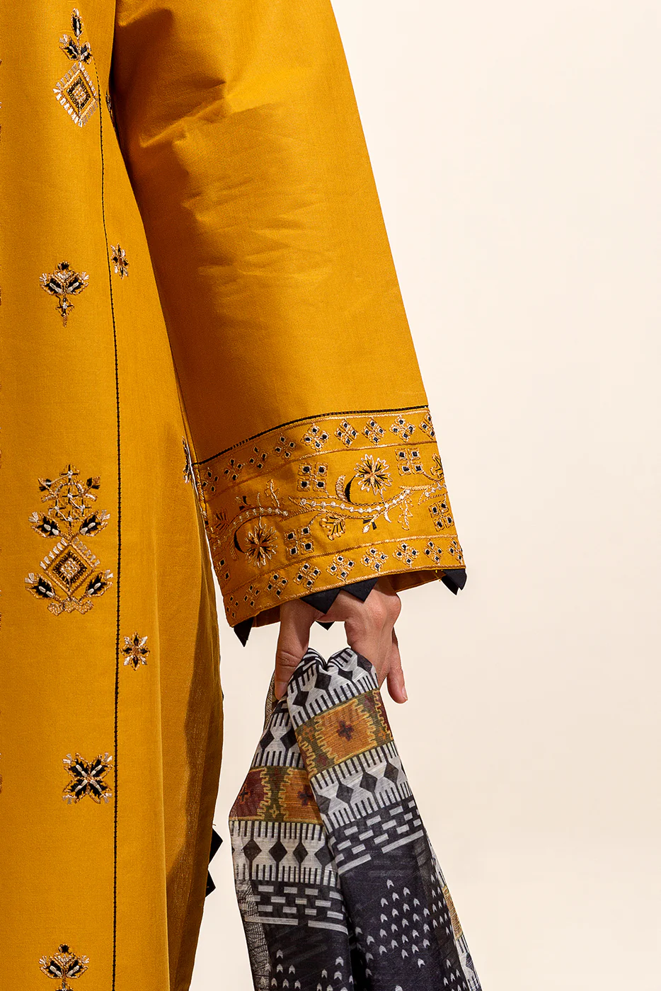 3 PIECE EMBROIDERED LAWN SUIT-MOHAGNY PITCH (UNSTITCHED) - Image 6
