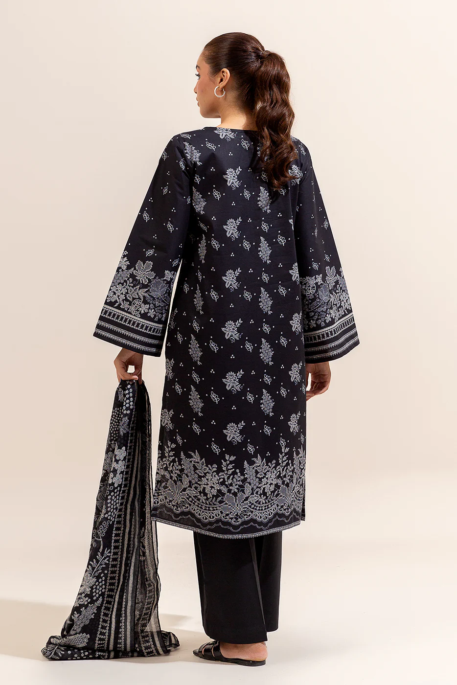 3 PIECE PRINTED LAWN SUIT-BLACK ORCHID (UNSTITCHED) - Image 4