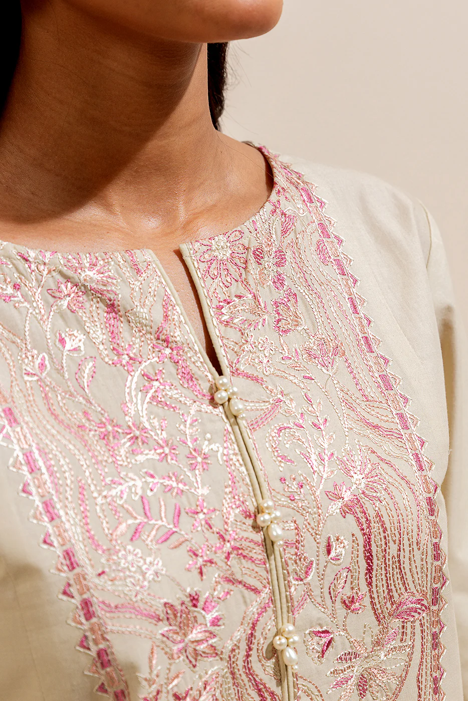 3 PIECE EMBROIDERED LAWN SUIT-RUSTIC CREPE (UNSTITCHED) - Image 2