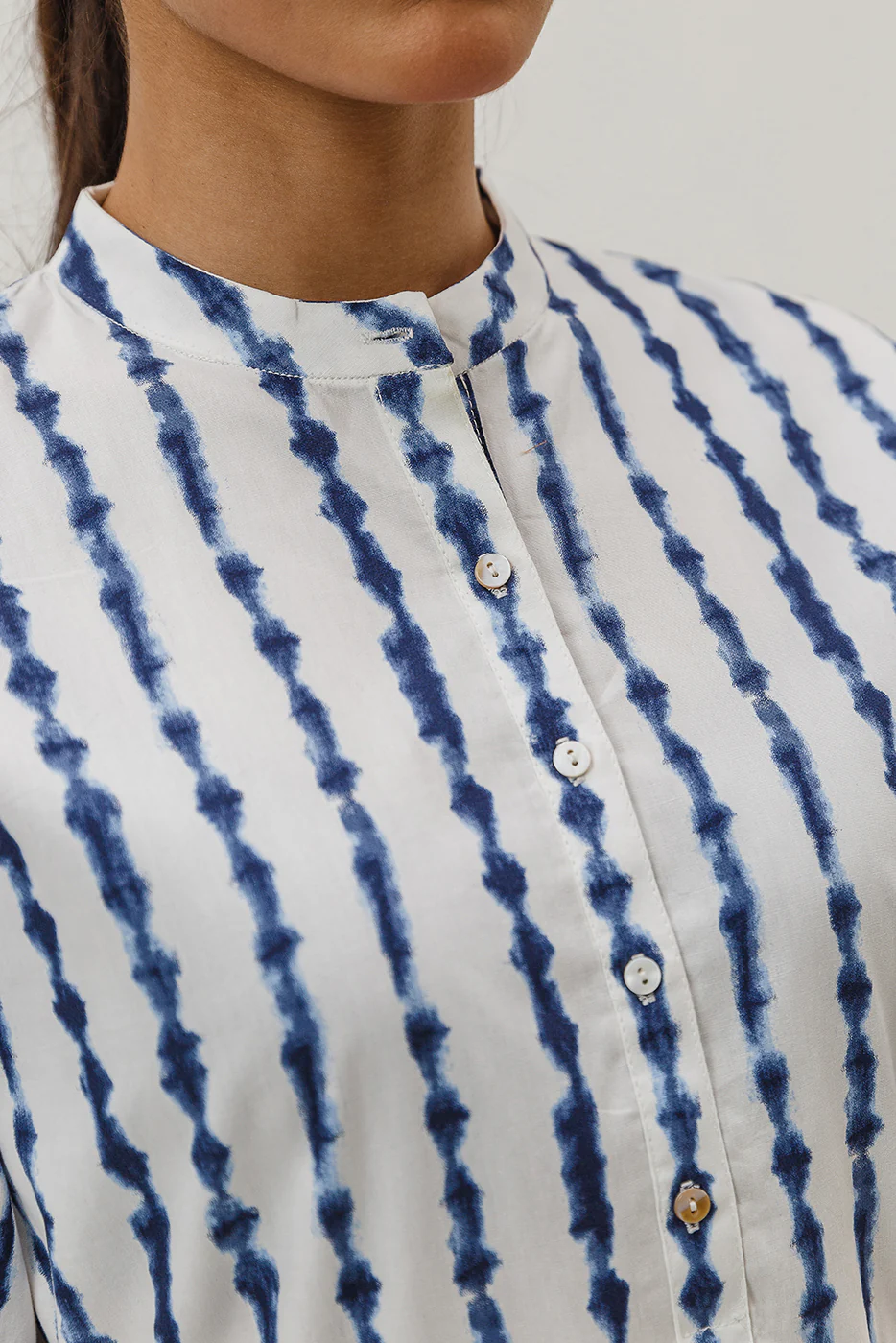 PRINTED BAND COLLAR DRESS - Image 5
