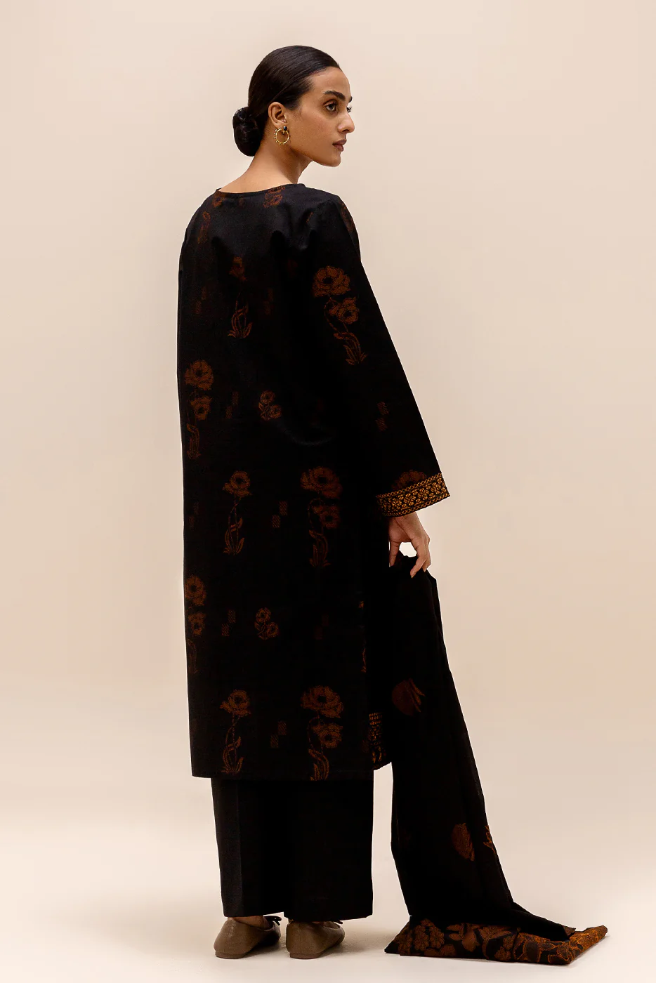 3 PIECE EMBROIDERED JACQUARD SUIT-RAVEN GLAZE (UNSTITCHED) - Image 4