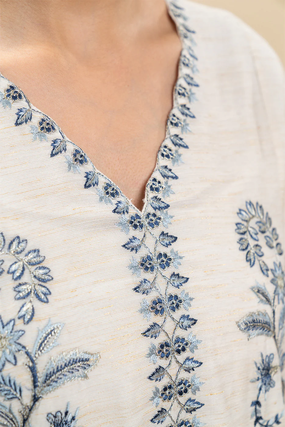 3 PIECE EMBROIDERED GOLD ZARI SUIT (HIGH PRET) - Image 6