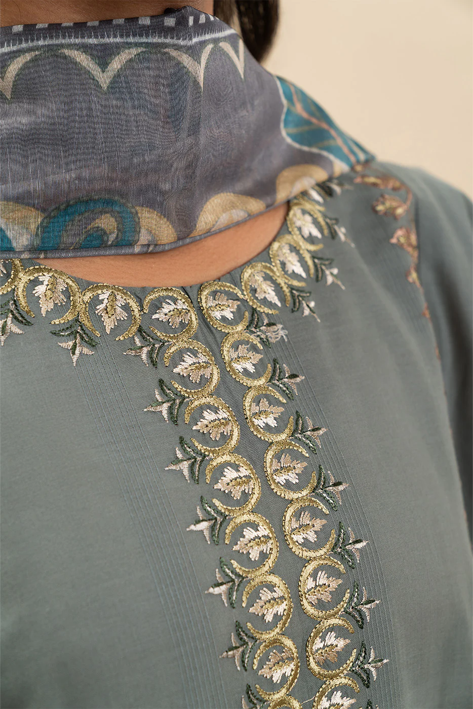 3 PIECE EMBROIDERED TEXTURED LAWN SUIT (PRET) - Image 5