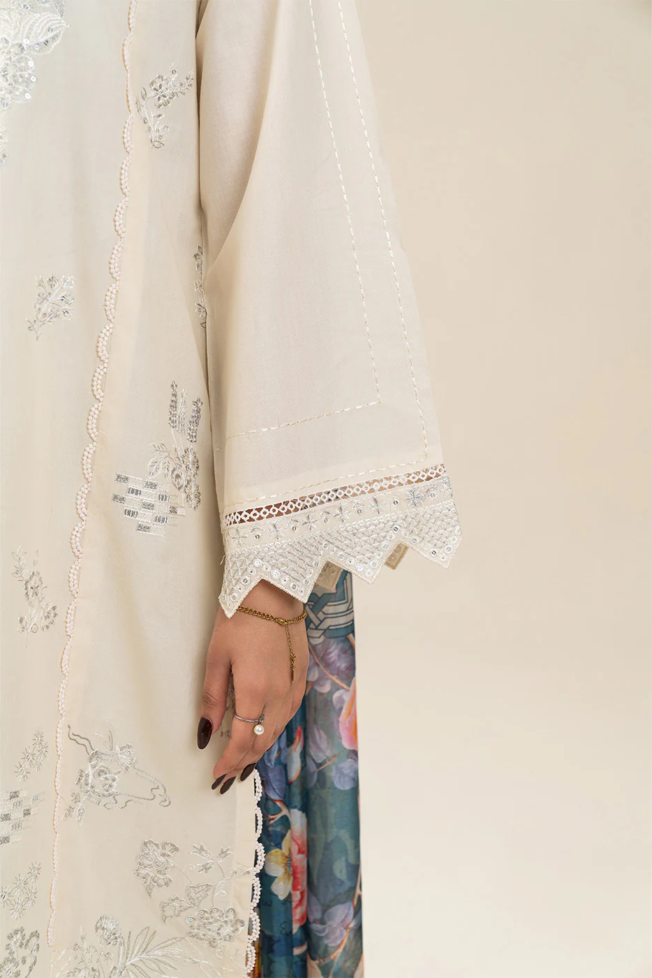 3 PIECE EMBROIDERED LAWN SUIT-IVORY FLORAL (UNSTITCHED) - Image 6