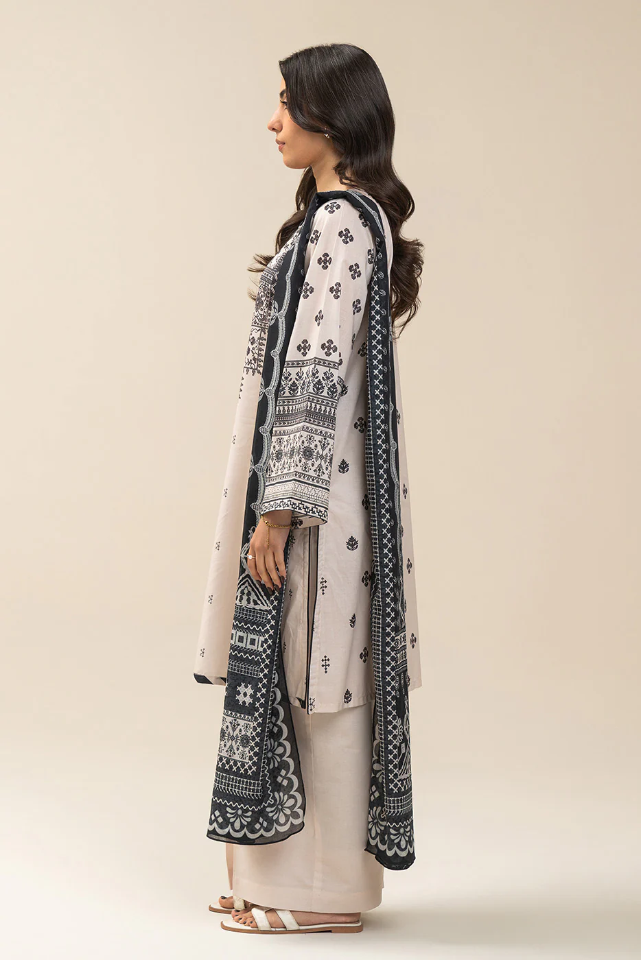 3 PIECE PRINTED LAWN SUIT-IVORY ALLURE (UNSTITCHED) - Image 3