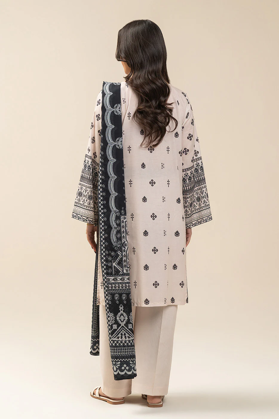 3 PIECE PRINTED LAWN SUIT-IVORY ALLURE (UNSTITCHED) - Image 4