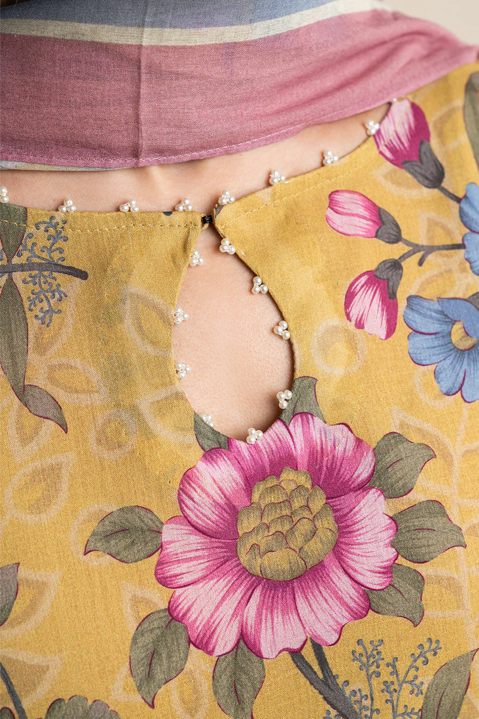 3 PIECE PRINTED LAWN SUIT-SUNLIT FLOSS (UNSTITCHED) - Image 5