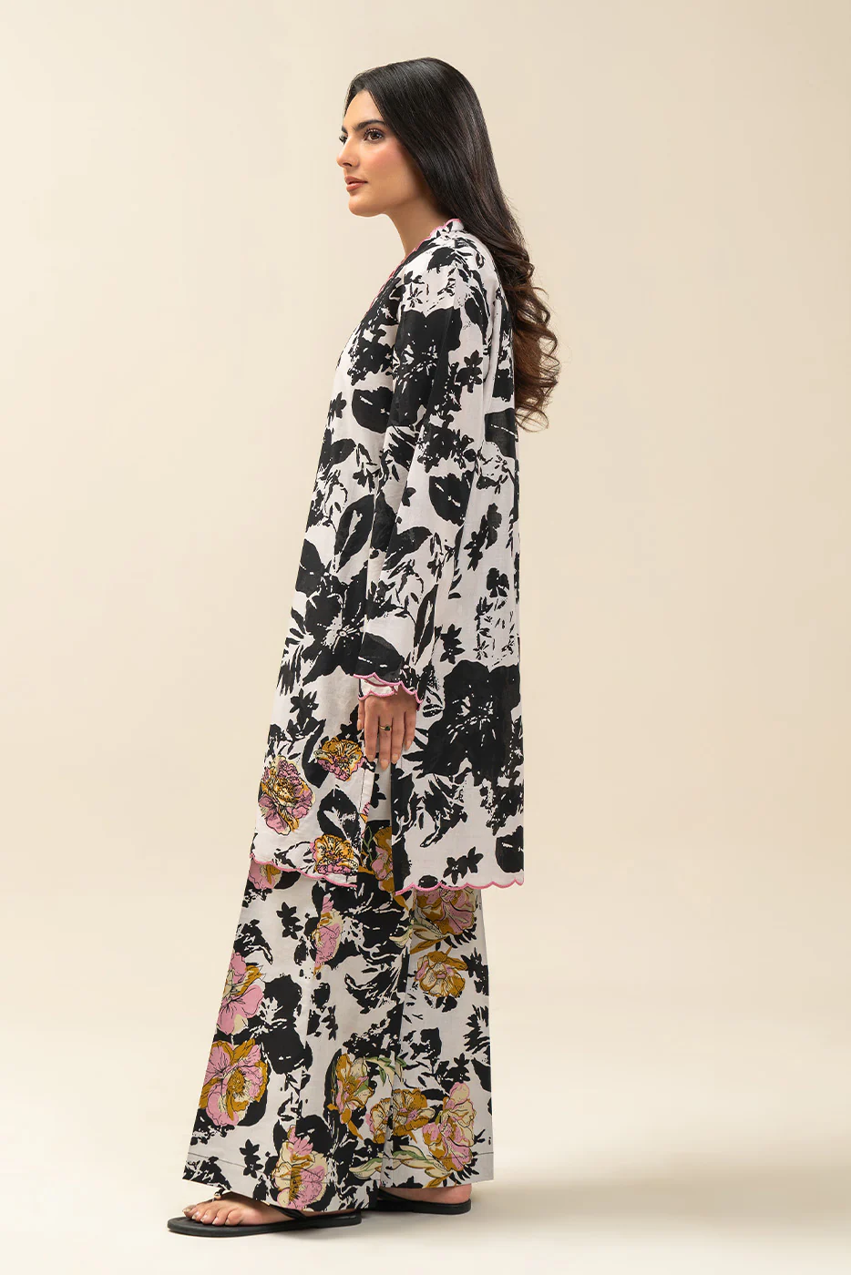 2 PIECE EMBROIDERED LAWN SUIT-MONOCHROME NOIR (UNSTITCHED) - Image 4
