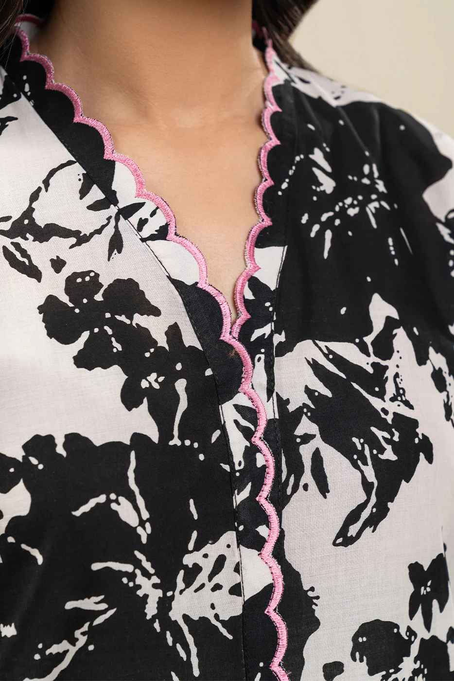 2 PIECE EMBROIDERED LAWN SUIT-MONOCHROME NOIR (UNSTITCHED) - Image 5