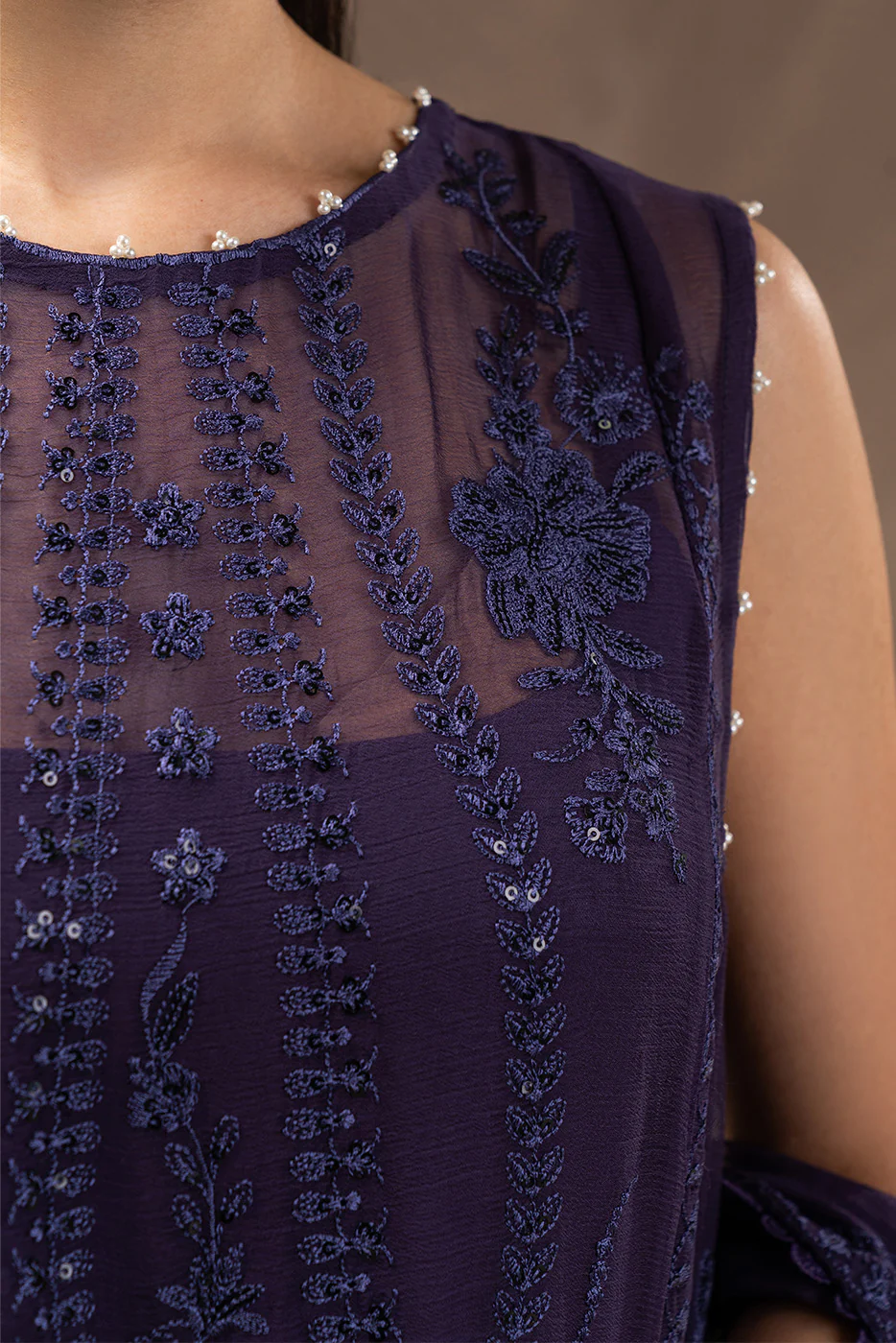 4 PIECE EMBROIDERED CHIFFON SUIT-FEMME NOIR (UNSTITCHED) - Image 5
