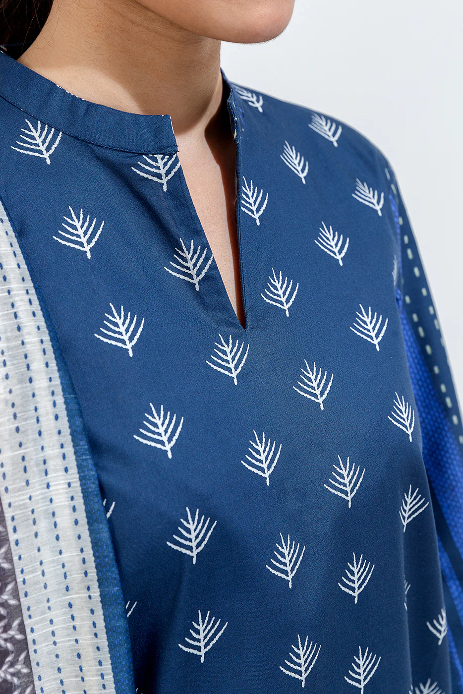 2 PIECE PRINTED CAMBRIC SUIT (PRET) - Image 4