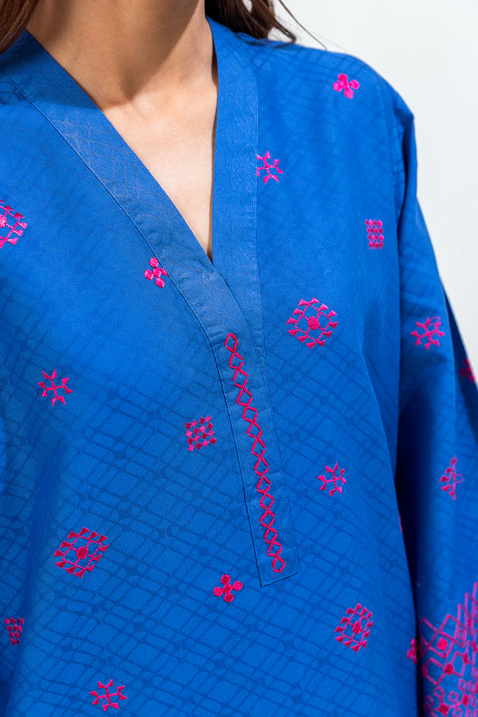 2 PIECE EMBROIDERED CAMBRIC JACQUARD SUIT (PRET) - Image 4
