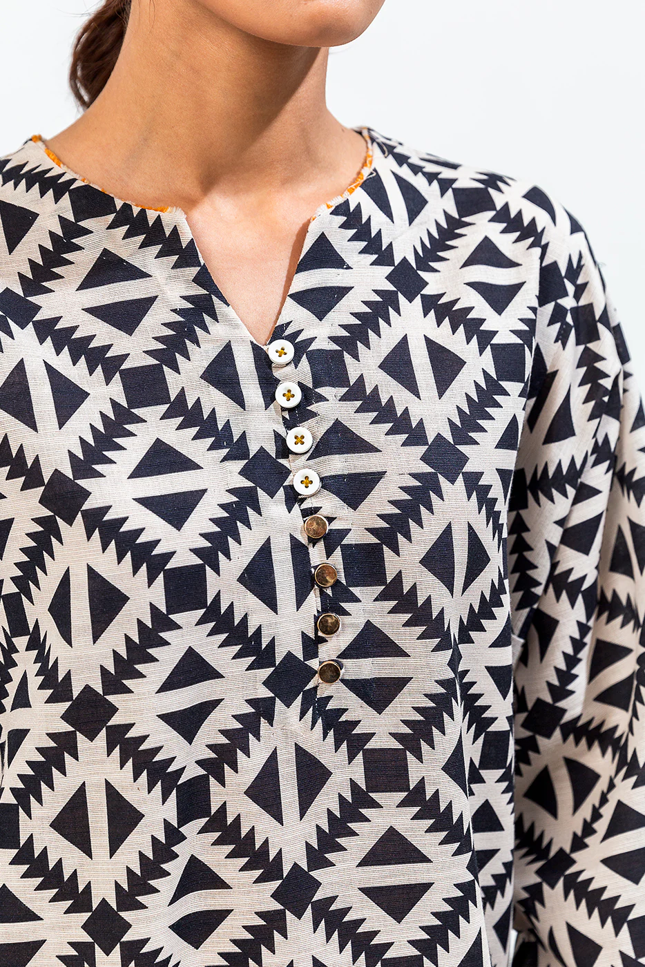 2 PIECE PRINTED KHADDAR SUIT (PRET) - Image 8