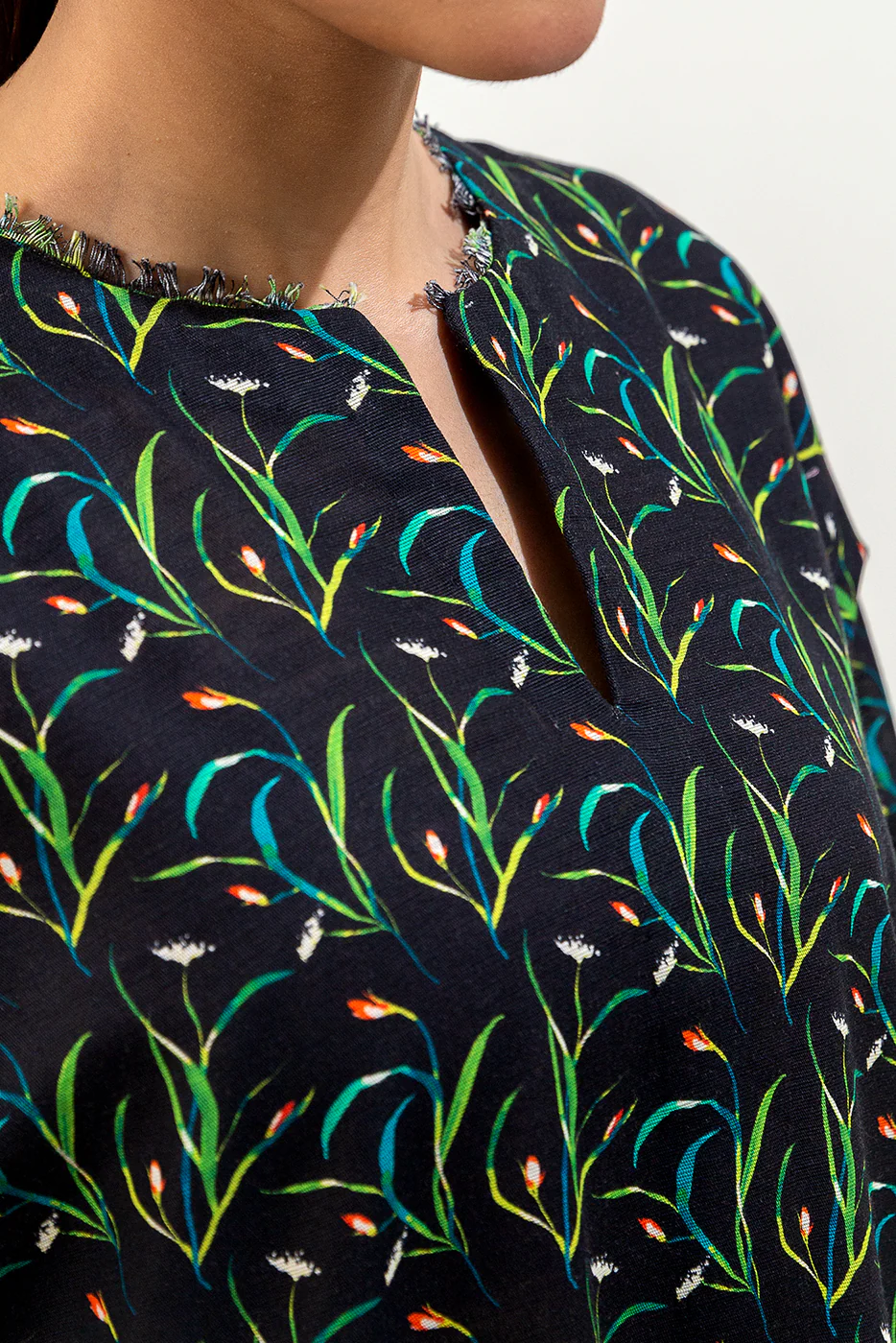 2 PIECE PRINTED KHADDAR SUIT (PRET) - Image 4