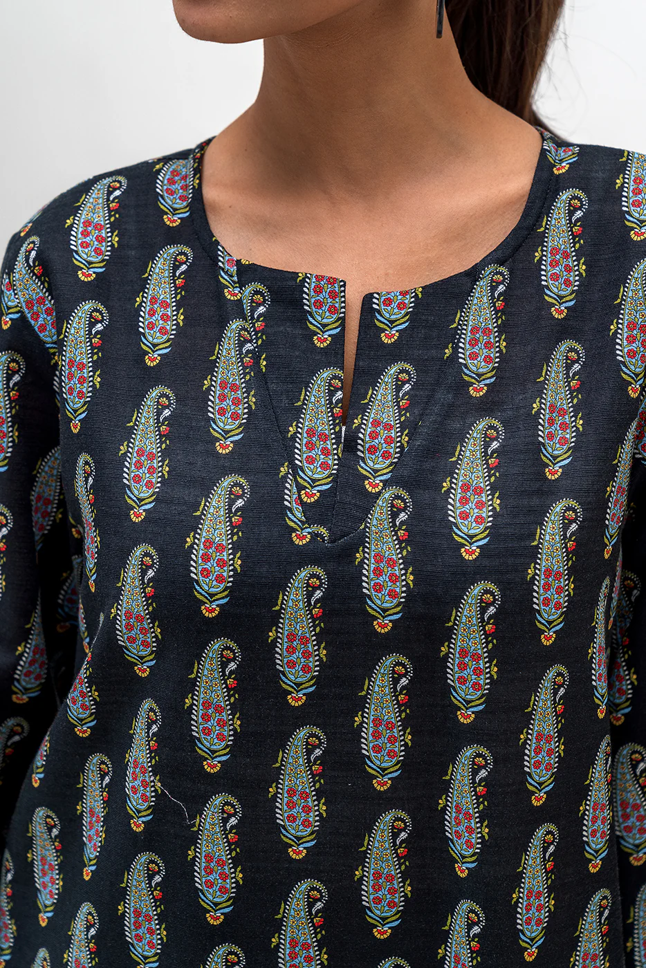 2 PIECE PRINTED KHADDAR SUIT (PRET) - Image 4