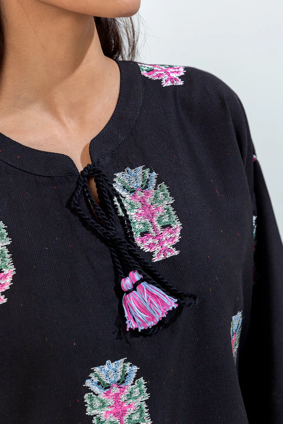 EMBROIDERED KHADDAR SHIRT (PRET) - Image 4