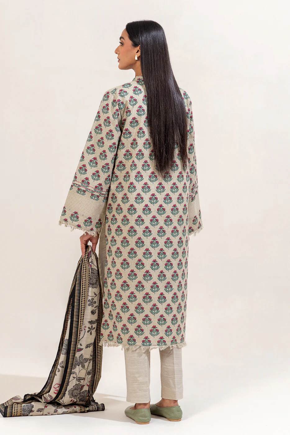 3 PIECE EMBROIDERED KHADDAR SUIT-DIVINE DREAMS (UNSTITCHED) - Image 4