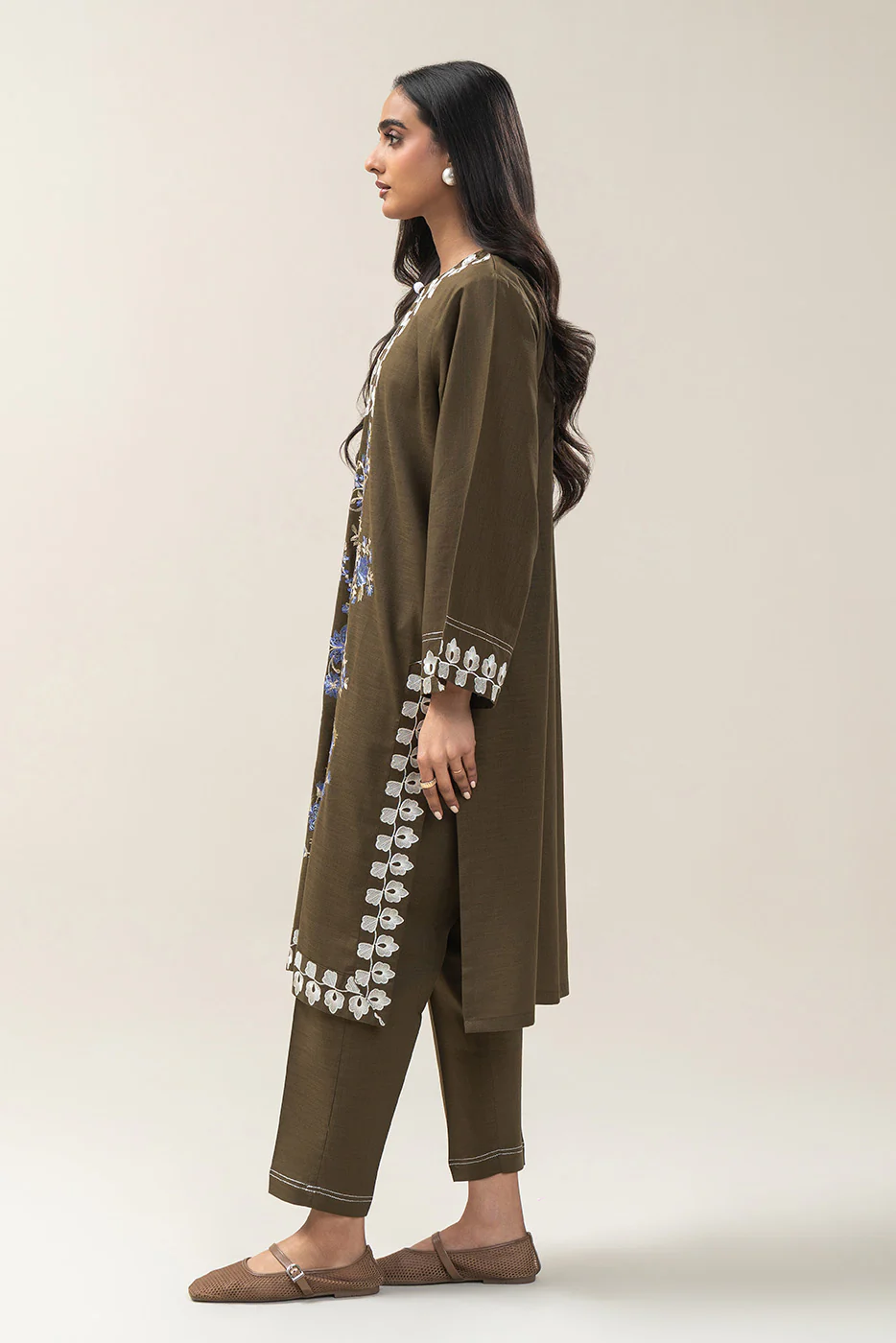 2 PIECE EMBROIDERED SLUB KHADDAR SUIT (PRET) - Image 4