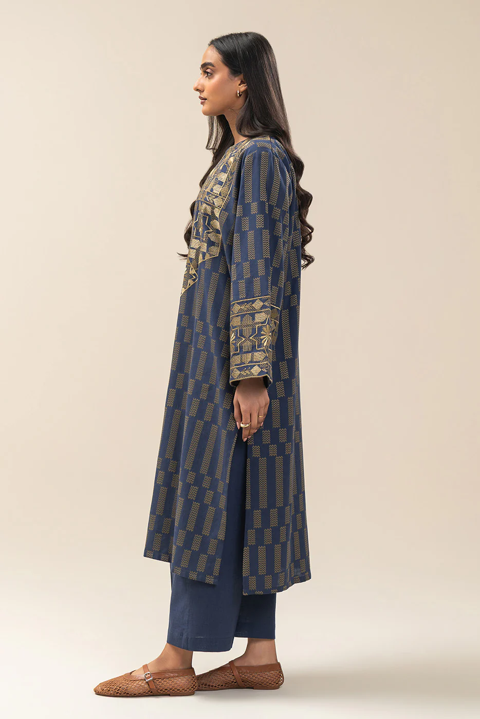 2 PIECE EMBROIDERED KHADDAR JACQUARD SUIT (PRET) - Image 4