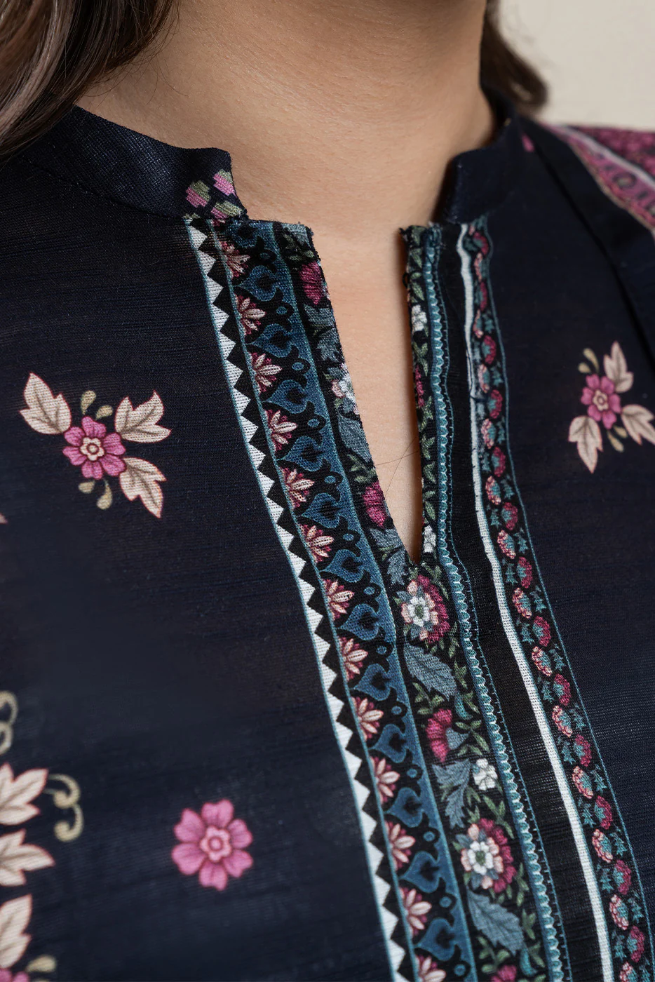 3 PIECE PRINTED SLUB KHADDAR SUIT-MIDNIGHT GARDENIA SUIT - Image 5