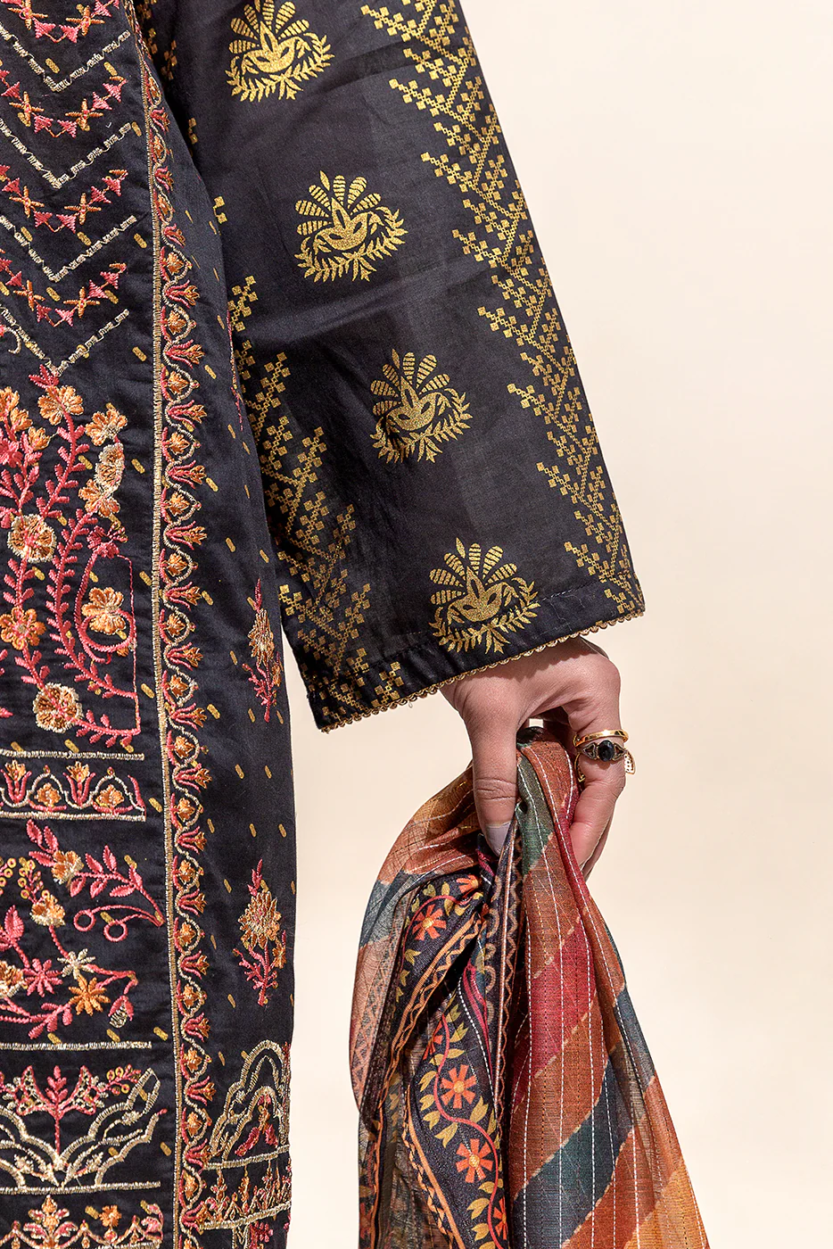 3 PIECE EMBROIDERED LAWN SUIT-BLACK BREEZE (UNSTITCHED) - Image 3