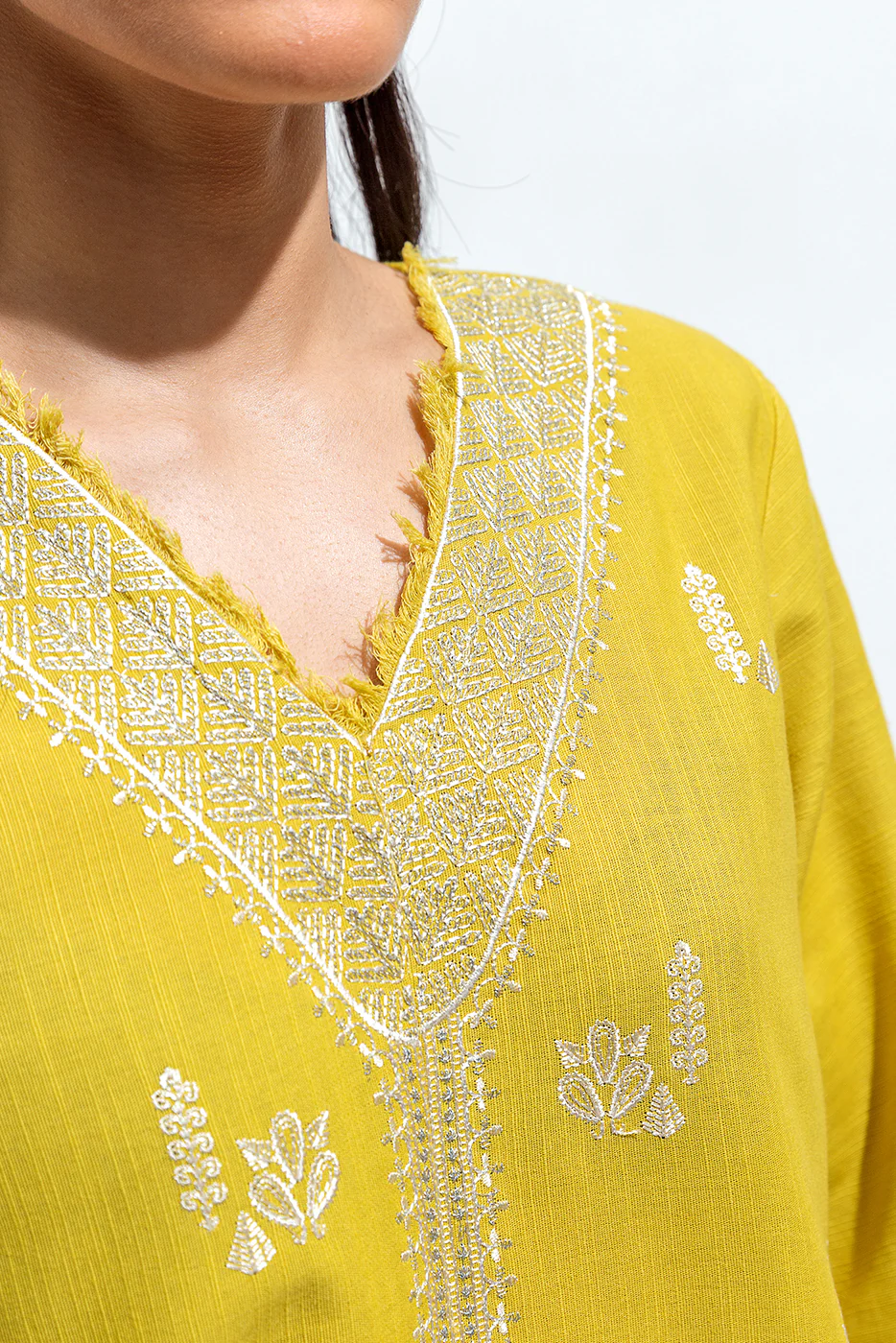 EMBROIDERED SLUB KHADDAR SHIRT (PRET) - Image 3