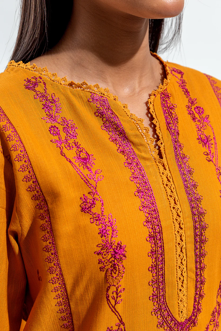 EMBROIDERED SLUB KHADDAR SHIRT (PRET) - Image 4