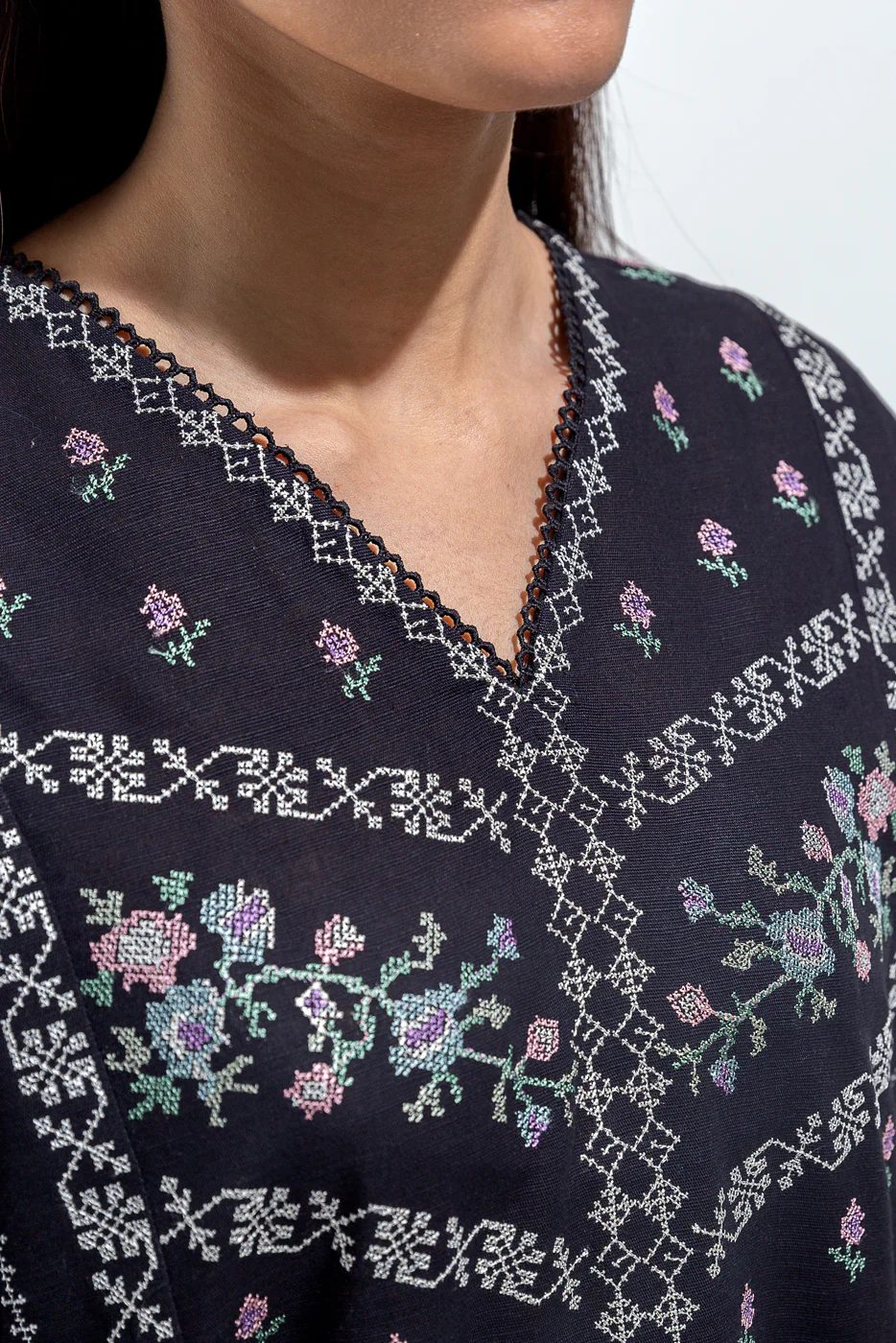 EMBROIDERED KHADDAR SHIRT (PRET) - Image 4