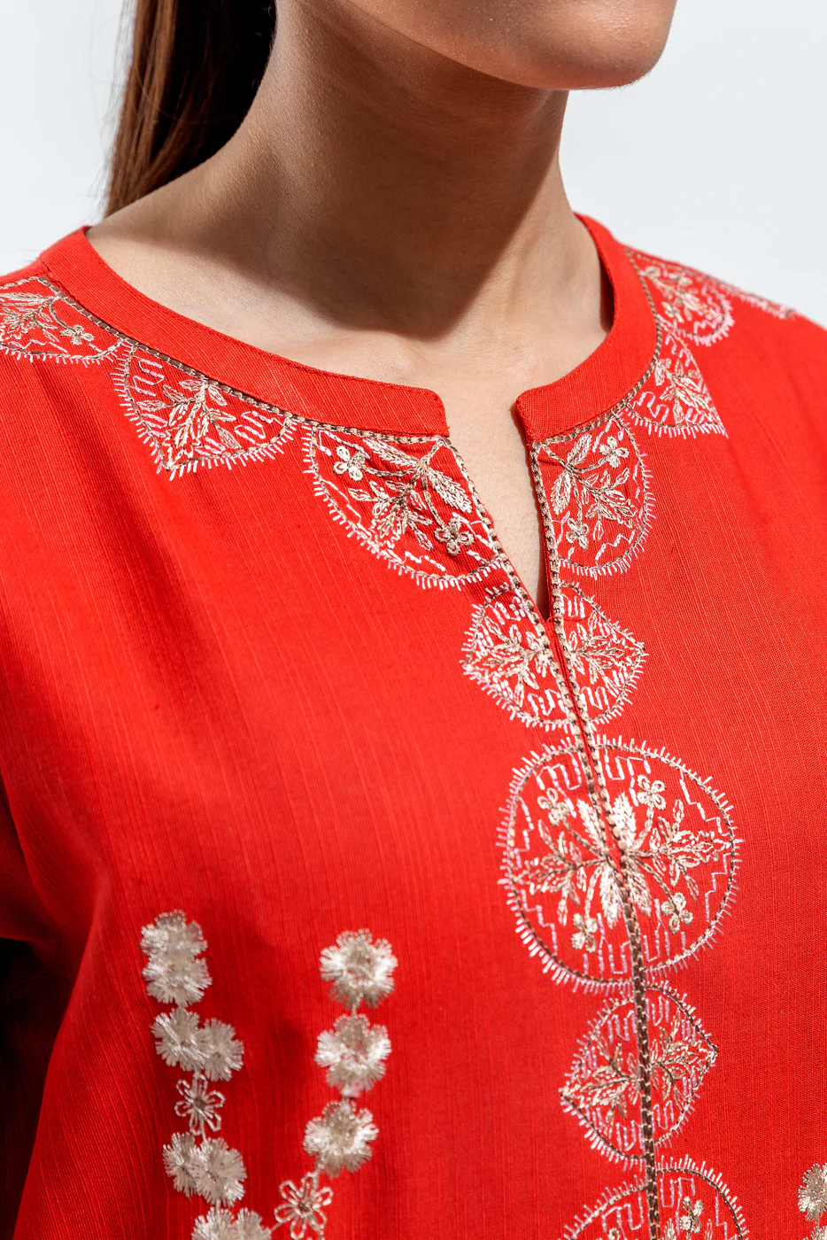 EMBROIDERED SLUB KHADDAR SHIRT (PRET) - Image 4