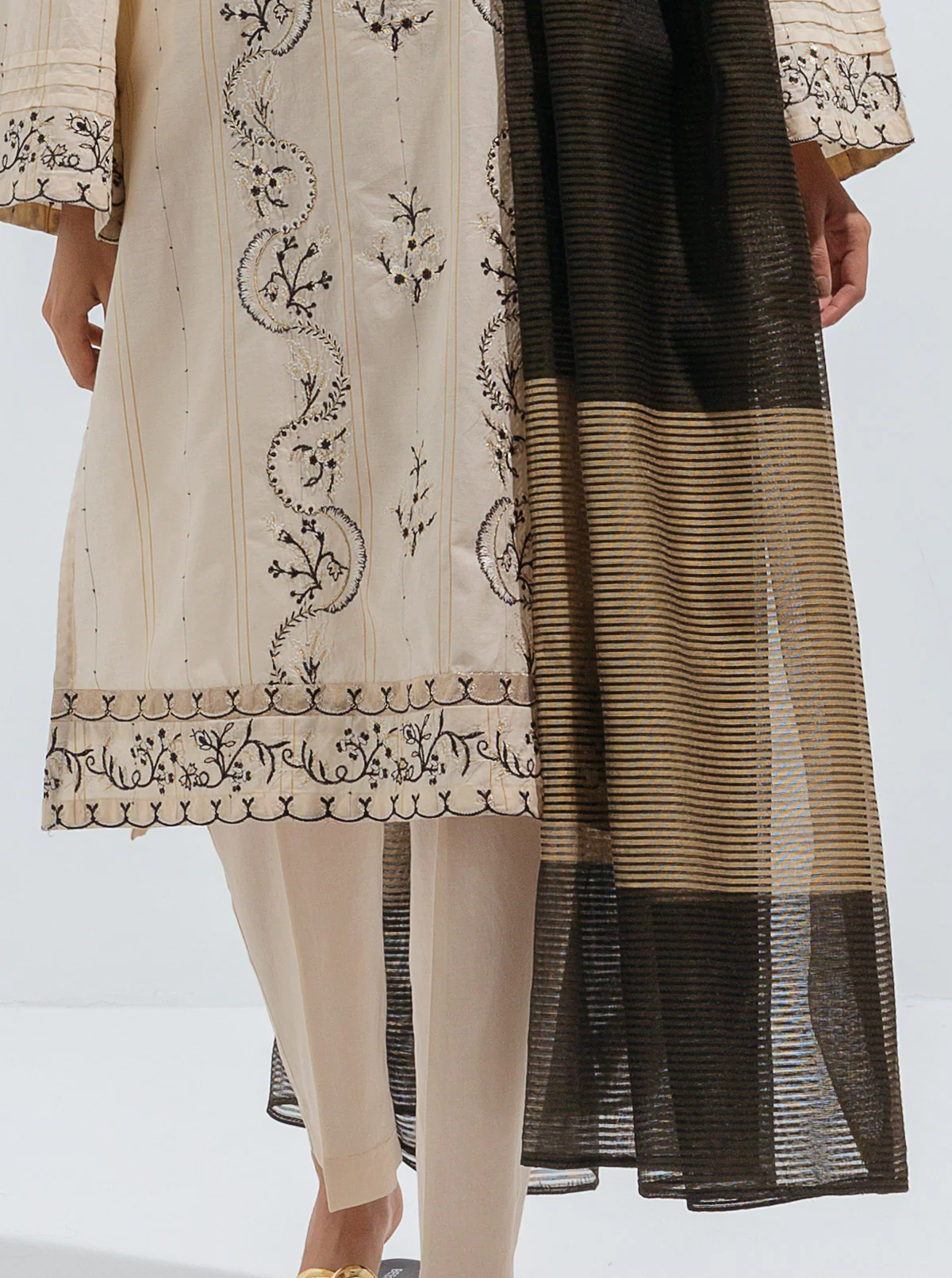 2 PIECE EMBROIDERED JACQUARD SUIT (LUXURY PRET) - Image 2