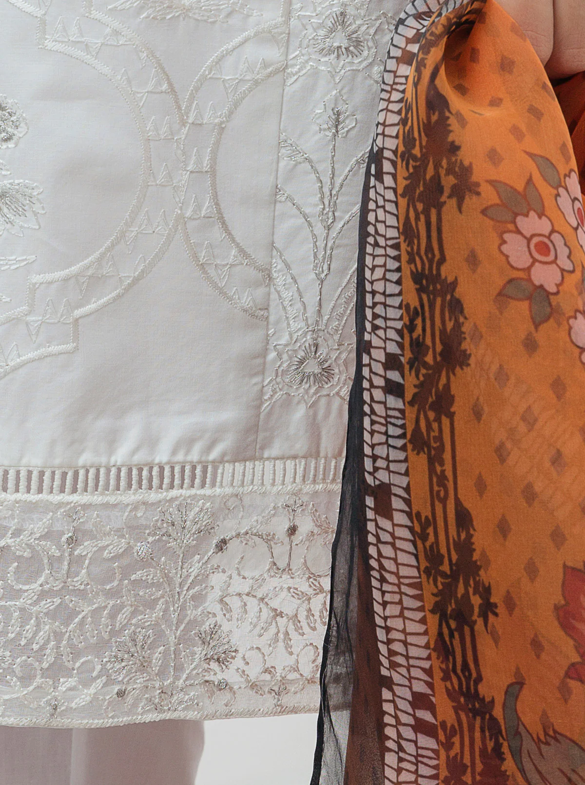 2 PIECE EMBROIDERED LAWN SUIT (PRET) - Image 3