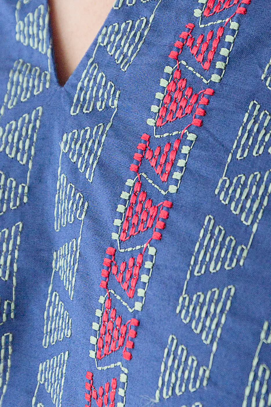 EMBROIDERED LAWN SHIRT (PRET) - Image 4