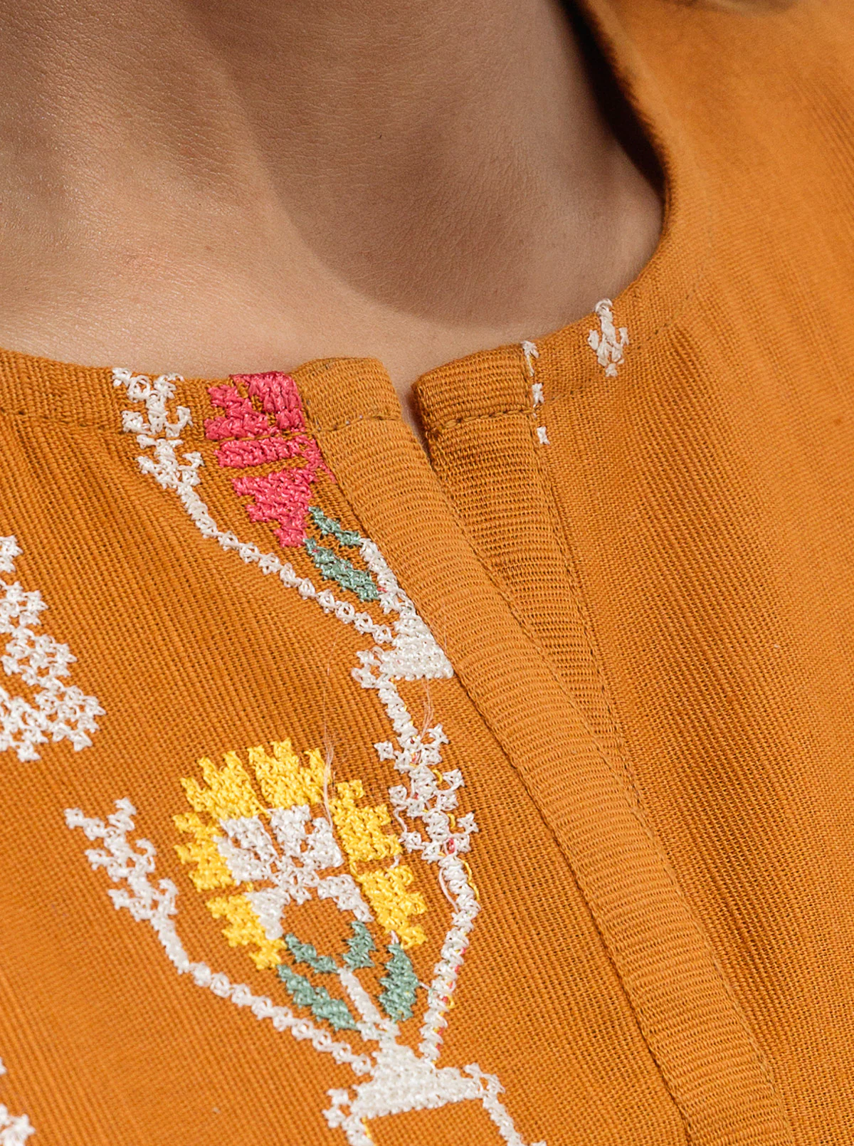 EMBROIDERED SLUB KHADDAR SHIRT (PRET) - Image 4