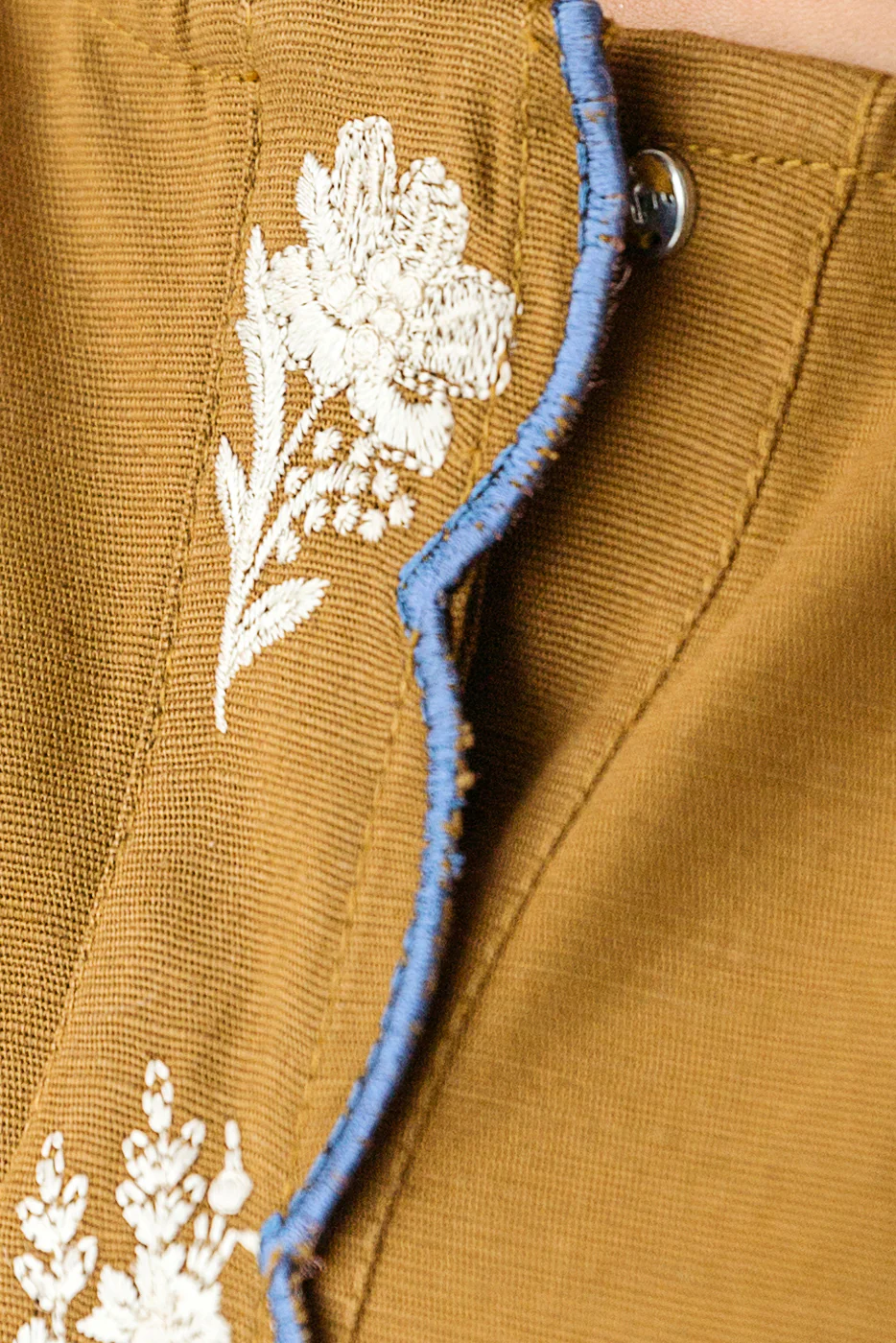 EMBROIDERED SLUB KHADDAR SHIRT (PRET) - Image 4