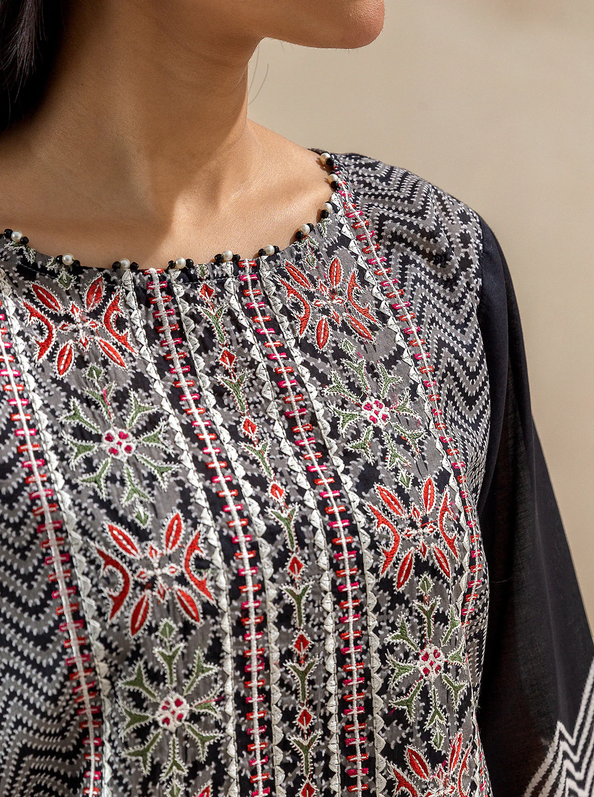 3 PIECE EMBROIDERED LAWN SUIT-EBONY BLISS (UNSTITCHED) - Image 3