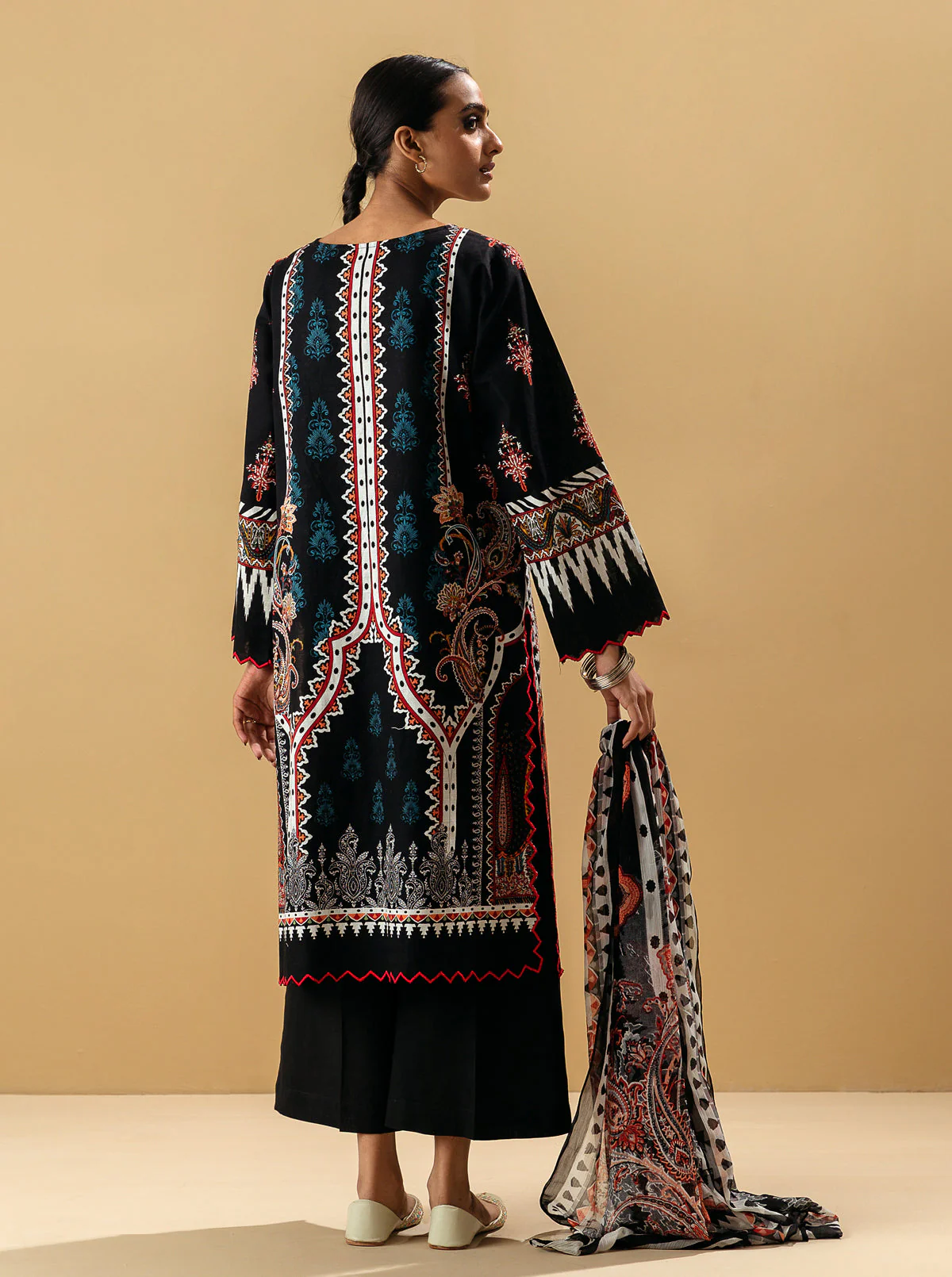3 PIECE - EMBROIDERED KHADDAR SUIT - SMOKEY QUARTZ - Image 5