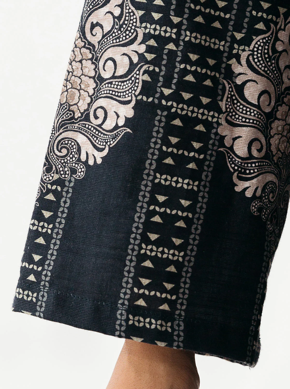 3 PIECE - EMBROIDERED KHADDAR SUIT - NIGHTY SILVER - Image 5