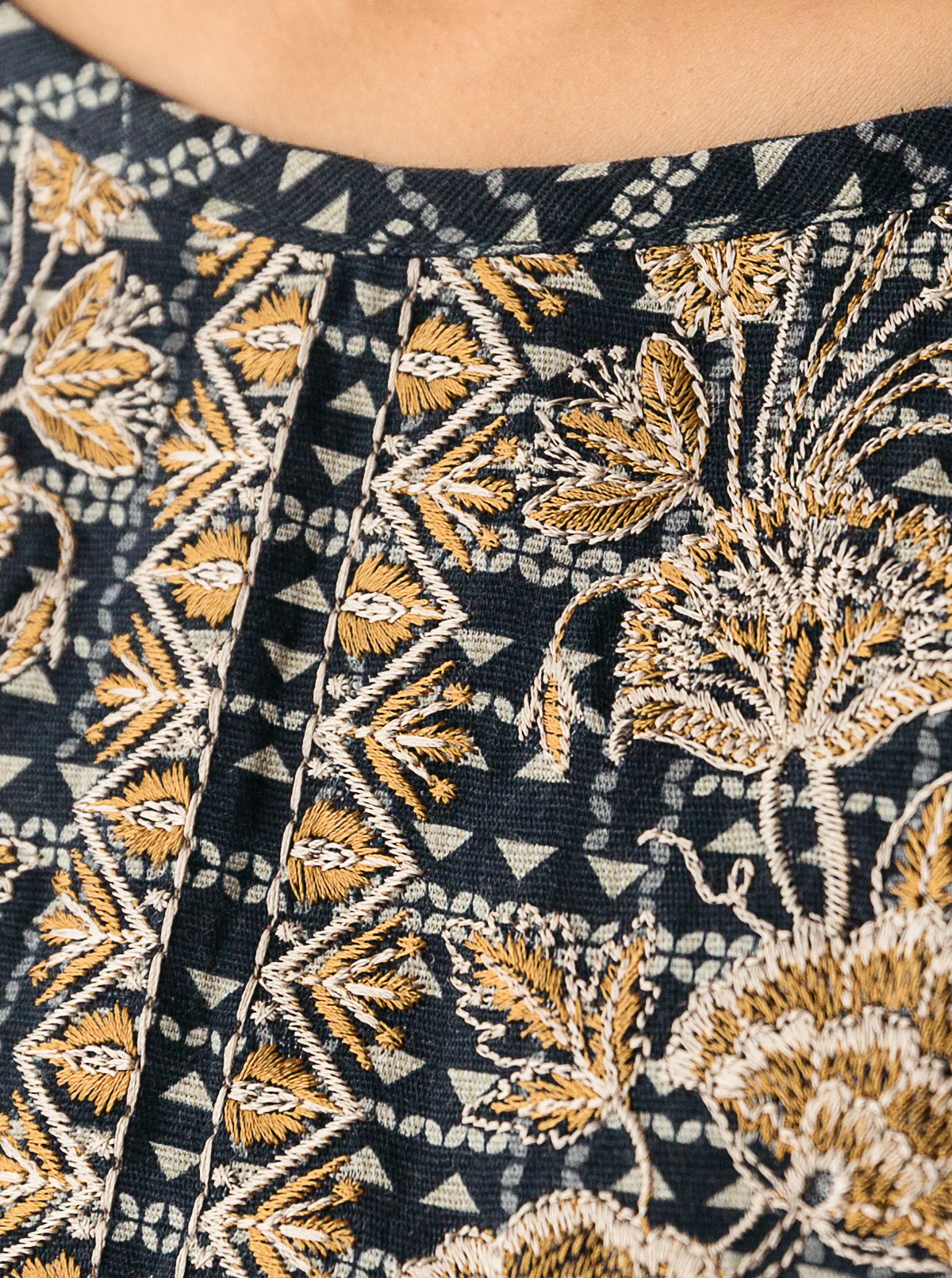 2 PIECE EMBROIDERED KHADDAR SUIT-NIGHTY SILVER (UNSTITCHED) - Image 4