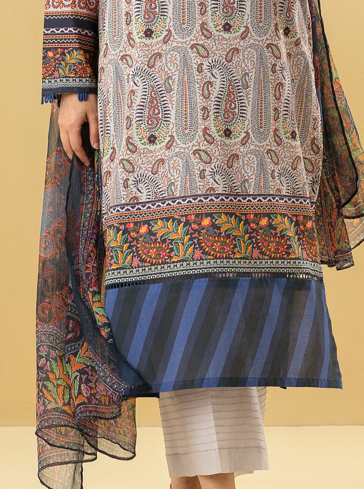 3 PIECE - PRINTED LAWN SUIT - PAISLEY DIVINE - Image 2