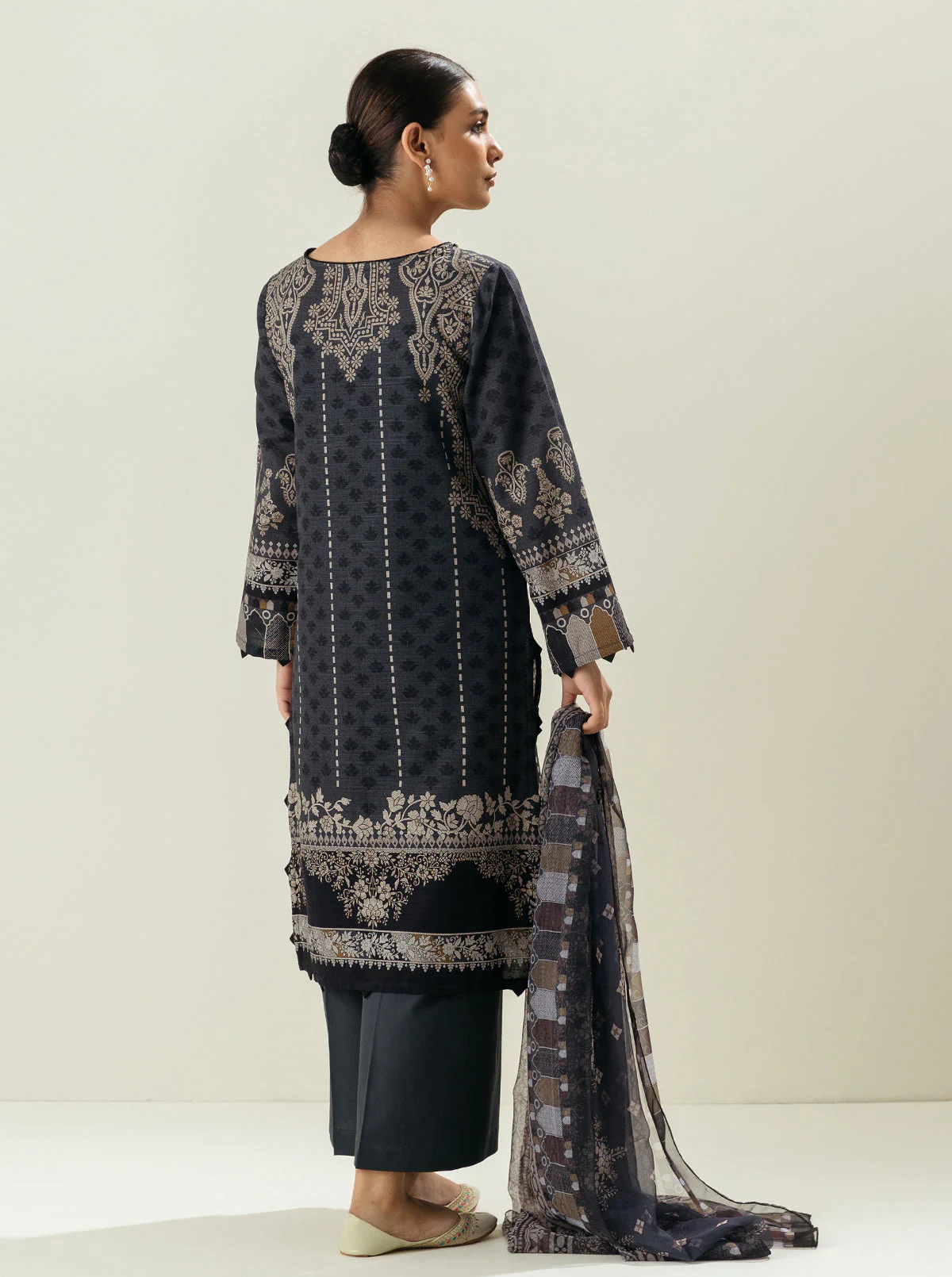 3 PIECE - PRINTED KHADDAR SUIT - KEYSTONE GRAY - Image 2