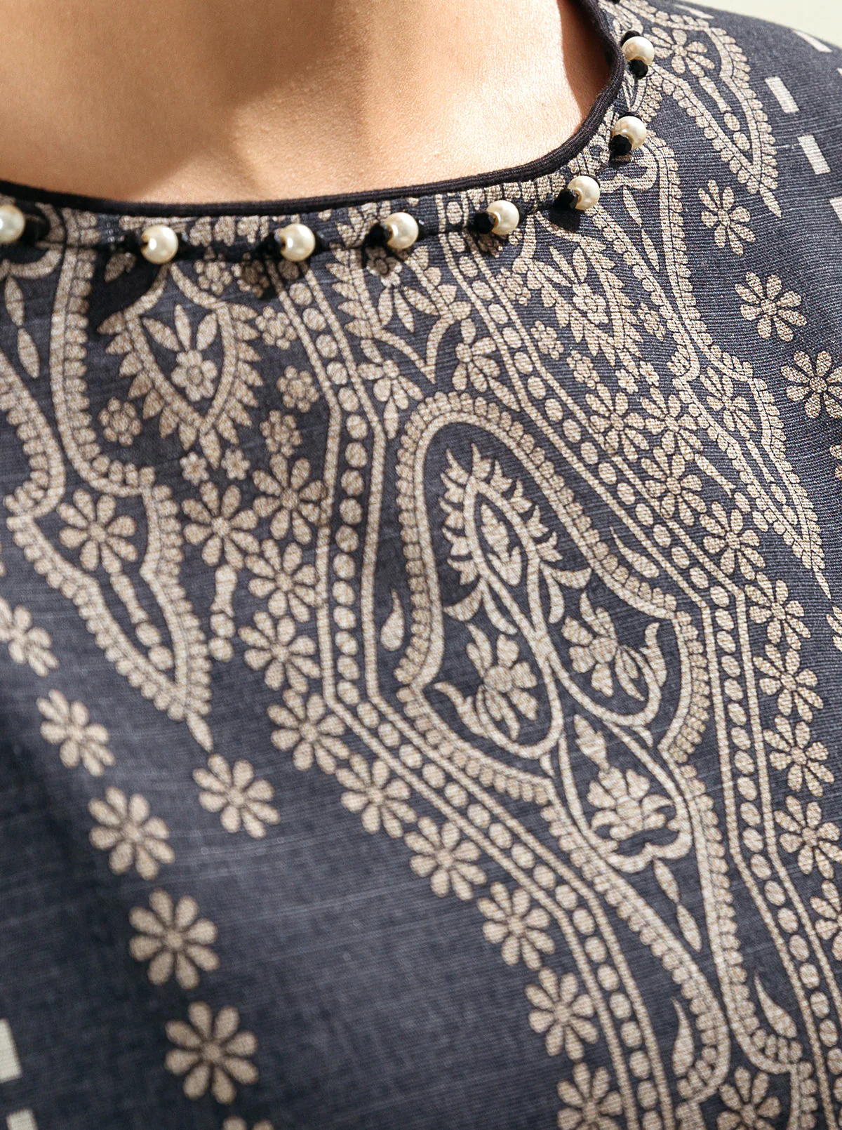 3 PIECE - PRINTED KHADDAR SUIT - KEYSTONE GRAY - Image 3